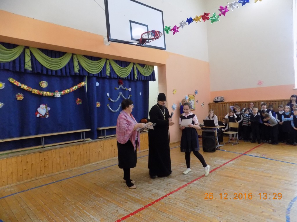 В Хохряковской школе состоялась линейка, на которую был приглашен батюшка