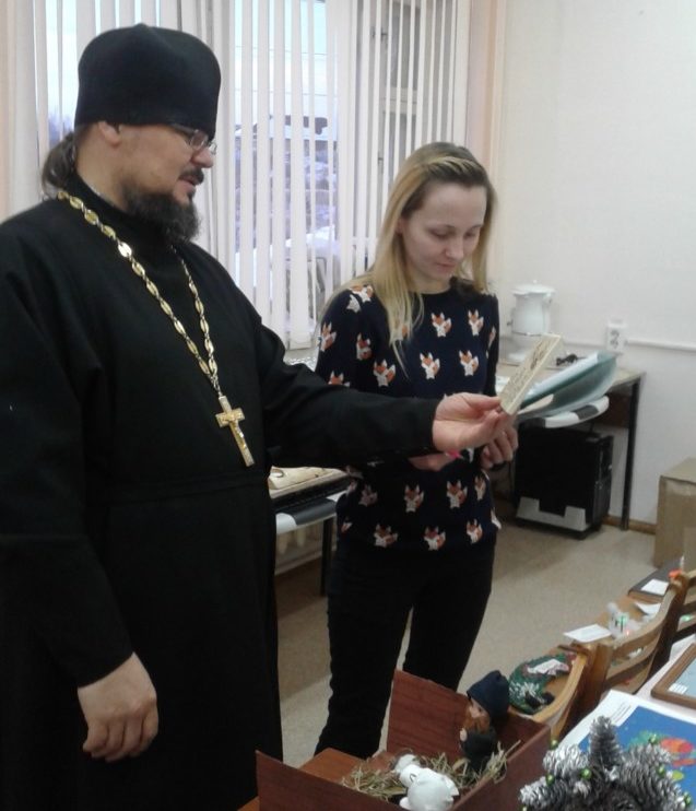 Помощник благочинного Завьяловского округа по религиозному образованию и катехизации оценил творческие работы XVI районных Рождественских чтений