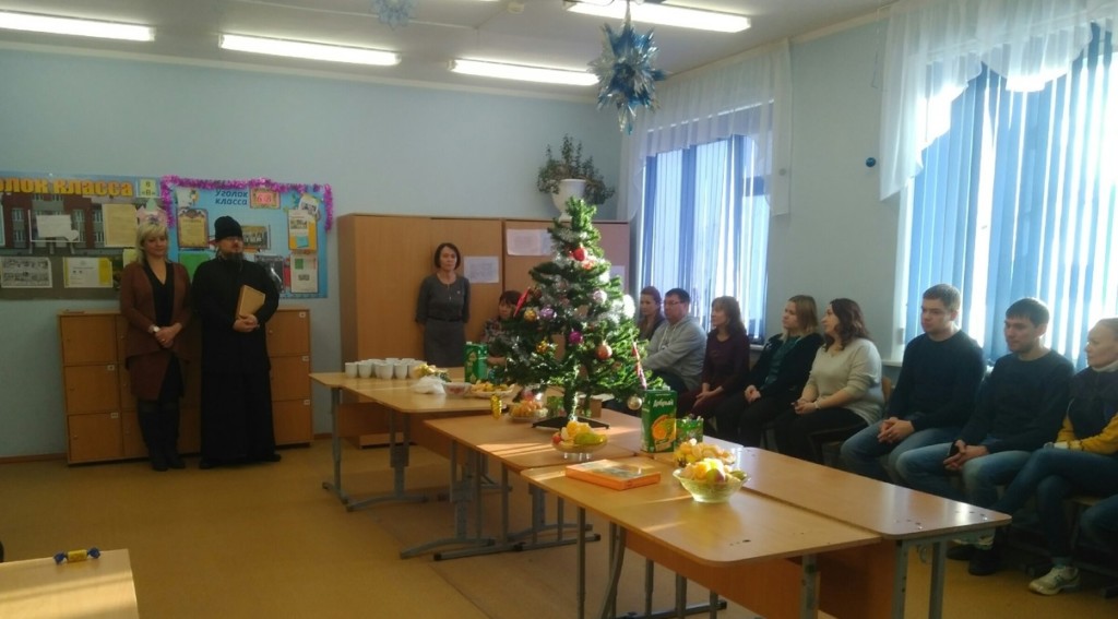 Священник поздравил педагогический коллектив с Рождеством и Новым годом