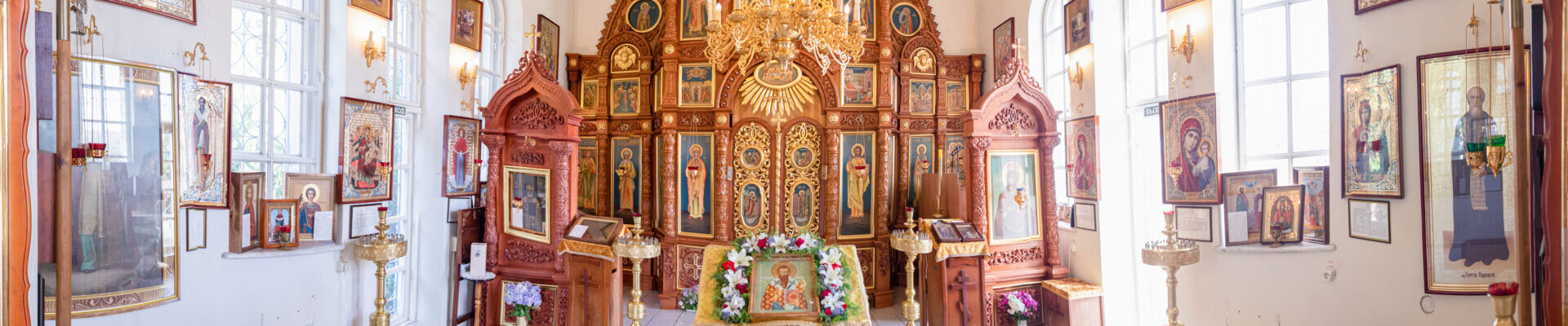 В шестое воскресенье Великого поста в храме свт Василия Великого прошли праздничные службы Входа Господня в Иерусалим