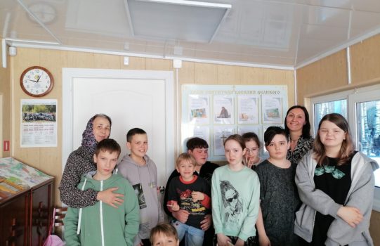 Сегодня в нашей воскресной школе был гость-библиотекарь Хохряковской библиотеки-Ульяна Анатольевна.