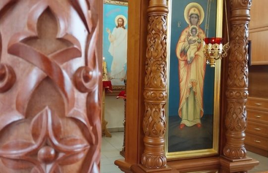 Во все первые четыре дня Страстной седмицы по завершении канона утрени звучит умилительное песнопение, светилен: «Чертог Твой вижду, Спасе мой, украшенный…».