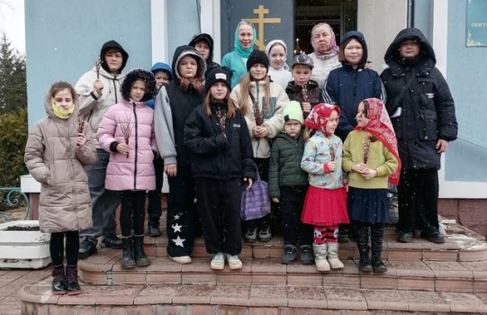 С детьми нашей воскресной школы поздравляем всех с Вербным Воскресением.