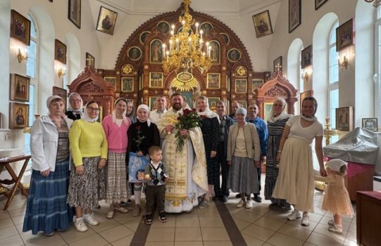 В сегодняшний  день памяти Владимирской иконы Божьей Матери и Равноапостольных царя Константина и матери его царицы Елены отмечают свои именины Константины и Елены.
