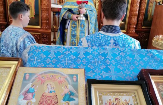 В сегодняшний воскресный день наш храм был полон школьников всех возрастов.