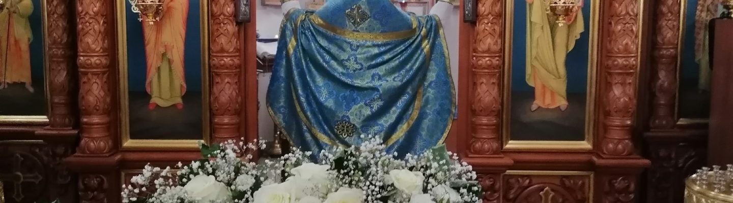 В нашем храме сегодняшний субботний день начался с молитвы.