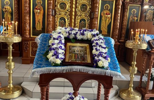 Величаем Тя, / Пресвятая Дево, / и чтим Покров Твой честный, / Тя бо виде святый Андрей на воздусе, / за ны Христу молящуюся.